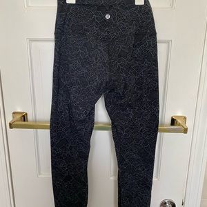 Lululemon align 7/8 high waisted leggings size 6 - black with grey pattern